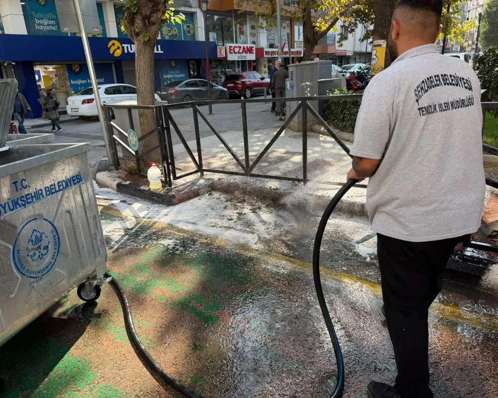 Şehzadeler Belediyesi’nden çöp konteynerlerinde temizlik seferberliği