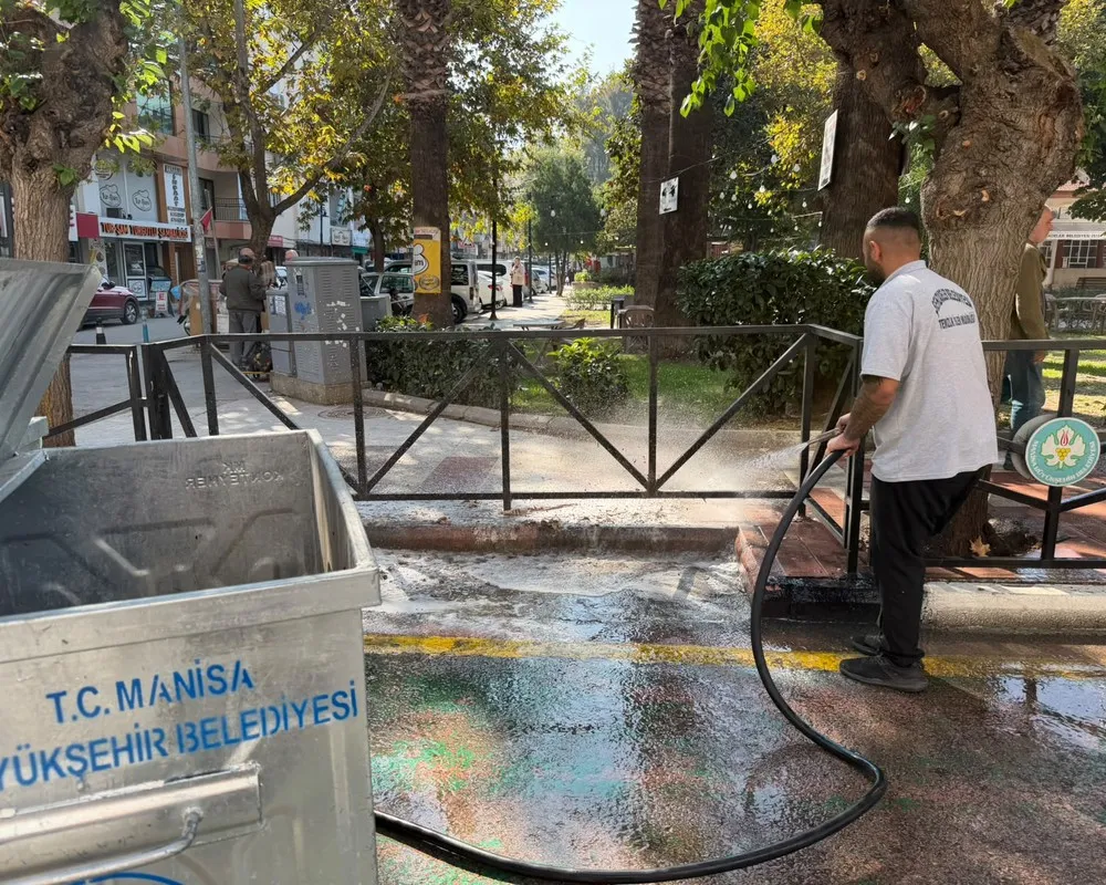 Şehzadeler Belediyesi’nden çöp konteynerlerinde temizlik seferberliği