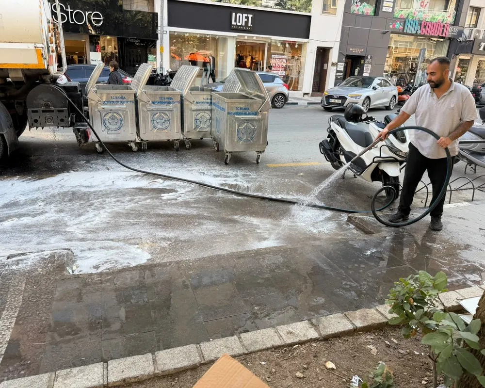 Şehzadeler Belediyesi’nden çöp konteynerlerinde temizlik seferberliği