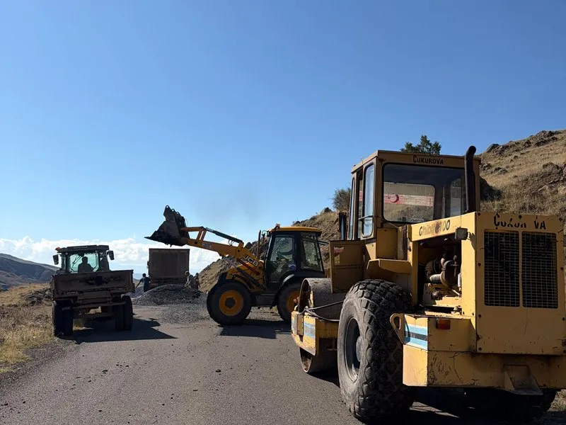 Kütküt ve Çiftlik mahallelerinde asfalt yama çalışmaları yapıldı