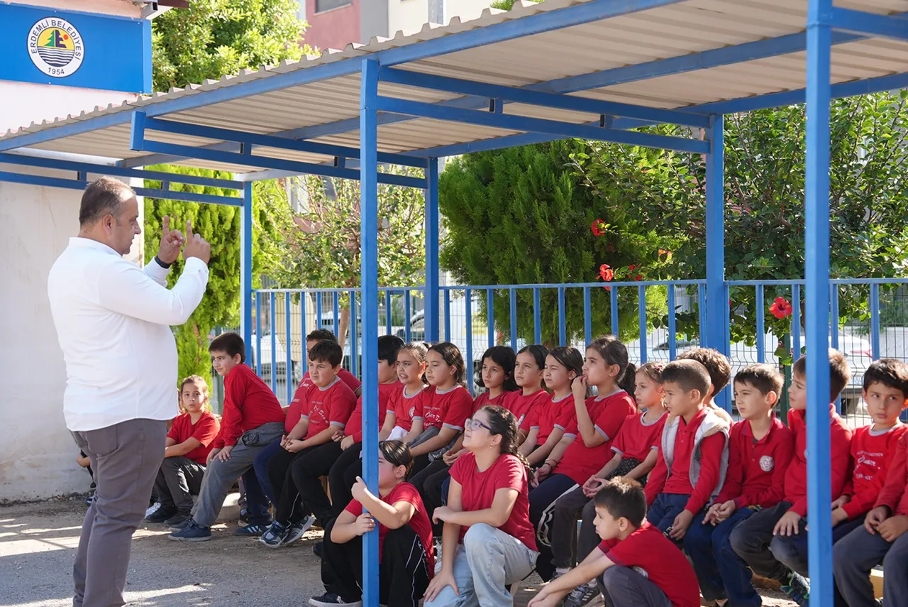 Erdemli Belediyesi’nden geleceğin sürücülerine trafik bilinci