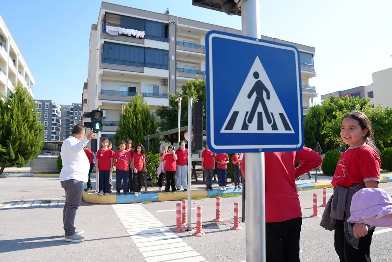 Erdemli Belediyesi’nden geleceğin sürücülerine trafik bilinci