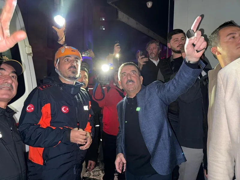Vali Hacıbektaşoğlu, Meşrutiyet Mahallesi’nde meydana gelen bina çökmesinin ardından bölgede incelemelerde bulundu