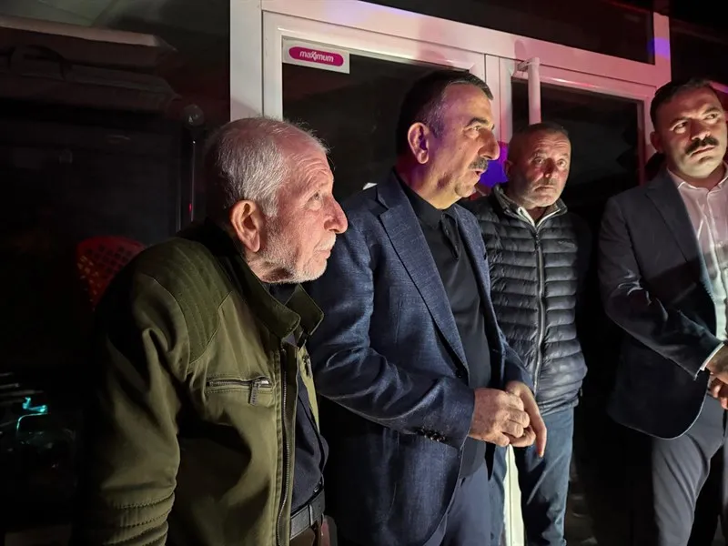 Vali Hacıbektaşoğlu, Meşrutiyet Mahallesi’nde meydana gelen bina çökmesinin ardından bölgede incelemelerde bulundu