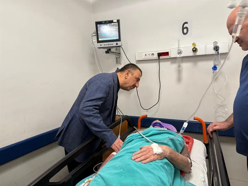 Vali Hacıbektaşoğlu, Meşrutiyet Mahallesi’nde meydana gelen bina çökmesinin ardından bölgede incelemelerde bulundu