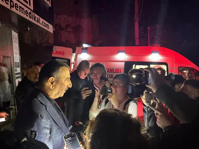 Vali Hacıbektaşoğlu, Meşrutiyet Mahallesi’nde meydana gelen bina çökmesinin ardından bölgede incelemelerde bulundu