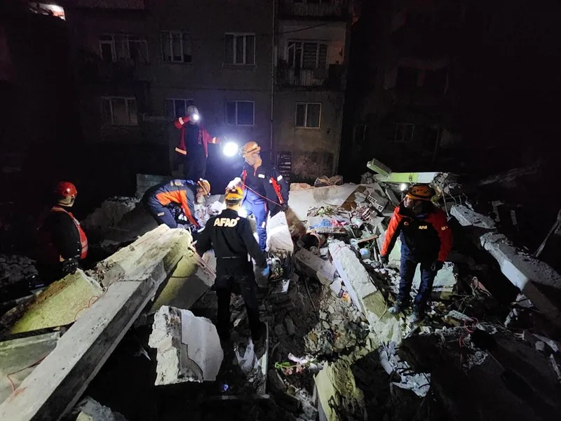 Vali Hacıbektaşoğlu, Meşrutiyet Mahallesi’nde meydana gelen bina çökmesinin ardından bölgede incelemelerde bulundu