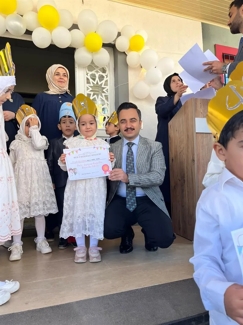 Rize 4-6 yaş Kur'an Kursu minik öğrenciler için düzenlenen Bed-i Besmele Âmin Alayı programı