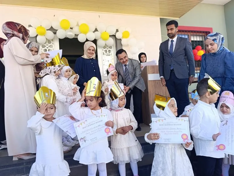 Rize 4-6 yaş Kur'an Kursu minik öğrenciler için düzenlenen Bed-i Besmele Âmin Alayı programı