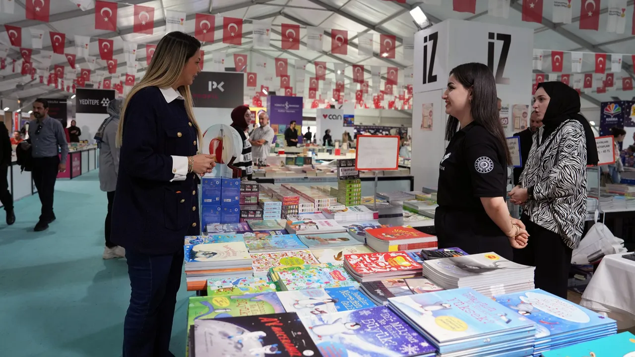 Fulya Öztürk ve Türker Akıncı Kitap Fuarında sevenleriyle buluştu