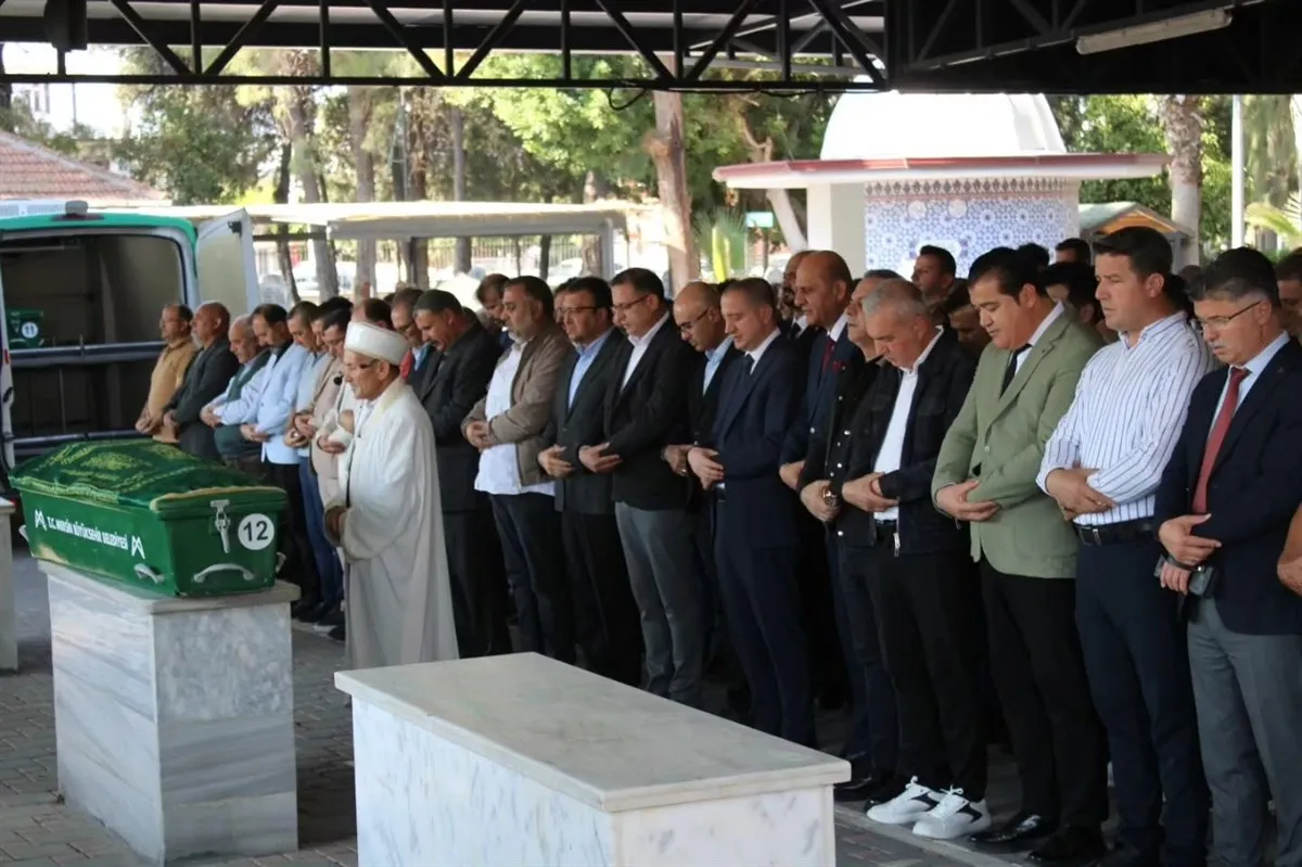 Tarsus İlçe Milli Eğitim Şube Müdürü Bulut'un vefat eden babası, Heleke mahalle mezarlığına defnedilmek üzere son yolculuğuna uğurlandı