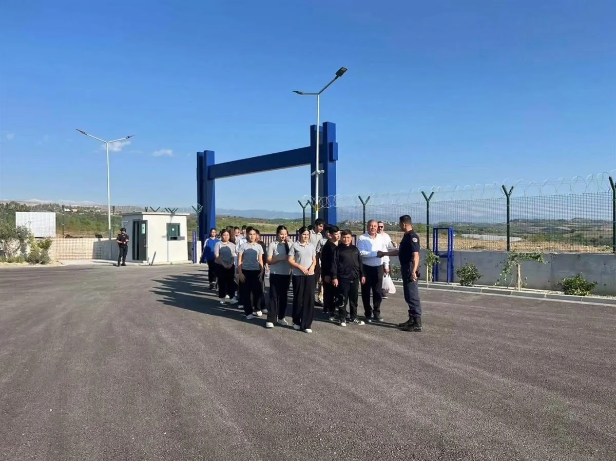 Büyük ilçeler güven ve dönüşüm Projesi kapsamında, Taşobası Mahallesinde bulunan şehit Sinan Köse Ortaokulu ziyaret etti