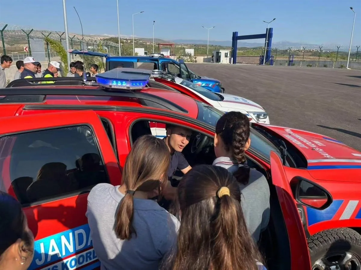 Büyük ilçeler güven ve dönüşüm Projesi kapsamında, Taşobası Mahallesinde bulunan şehit Sinan Köse Ortaokulu ziyaret etti
