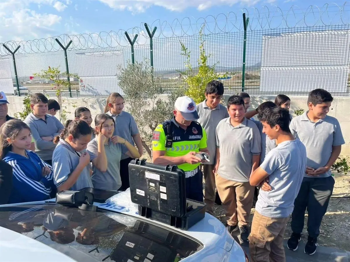 Büyük ilçeler güven ve dönüşüm Projesi kapsamında, Taşobası Mahallesinde bulunan şehit Sinan Köse Ortaokulu ziyaret etti