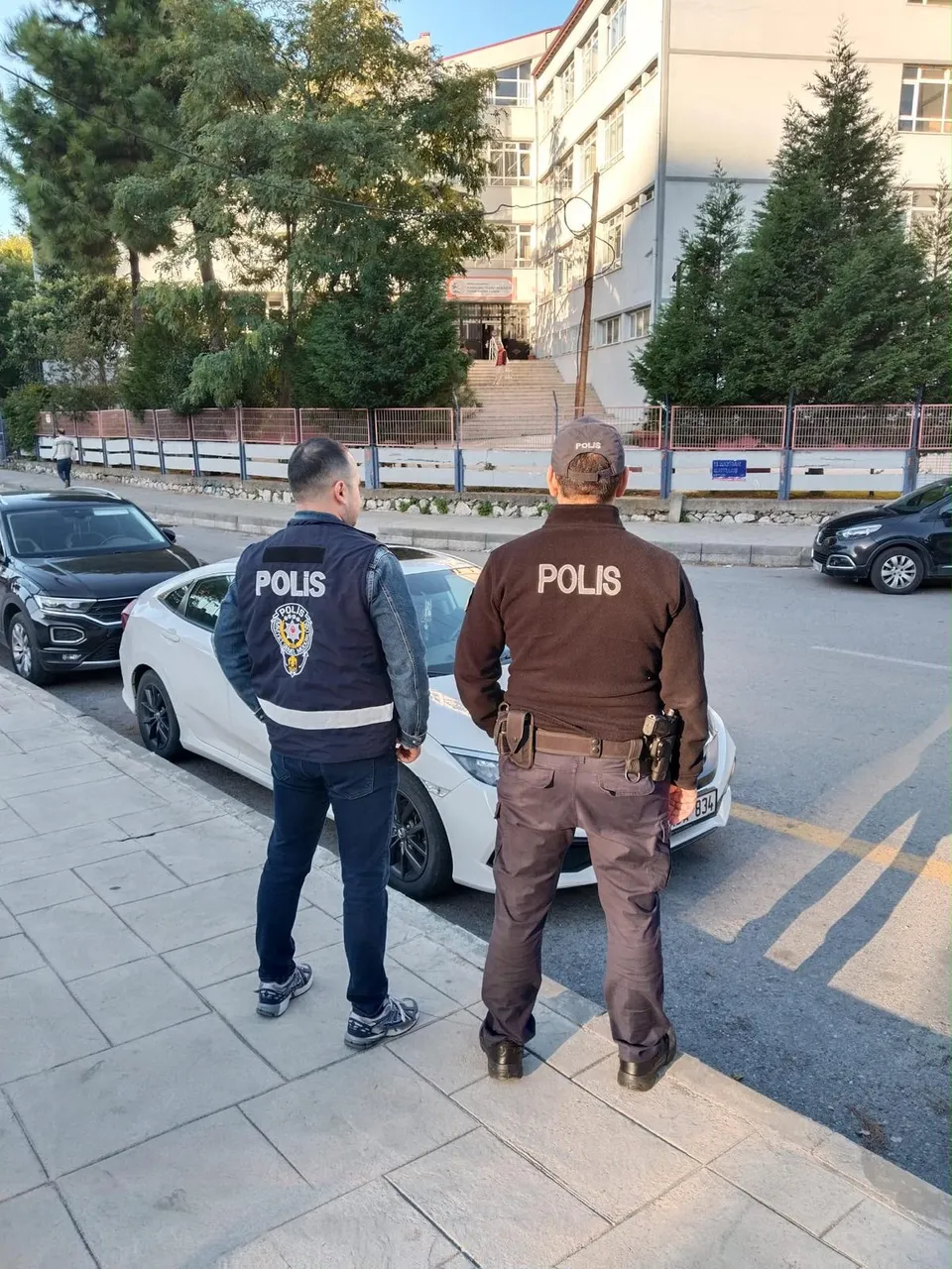Okul çevrelerinde asayiş ve trafik denetimleri devam ediyor