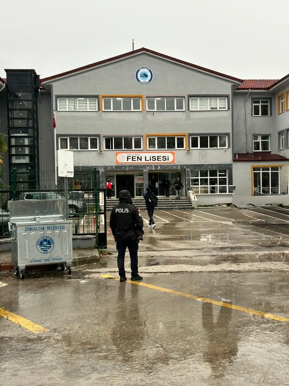 Okul çevrelerinde asayiş ve trafik denetimleri devam ediyor