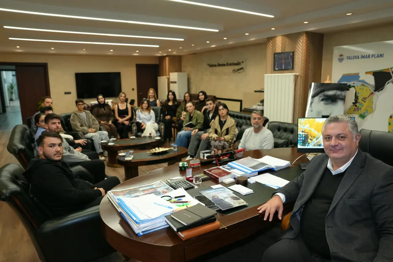 Üniversiteli Gençler, Başkan Gürel’i ziyaret etti