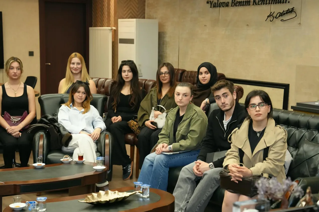Üniversiteli Gençler, Başkan Gürel’i ziyaret etti