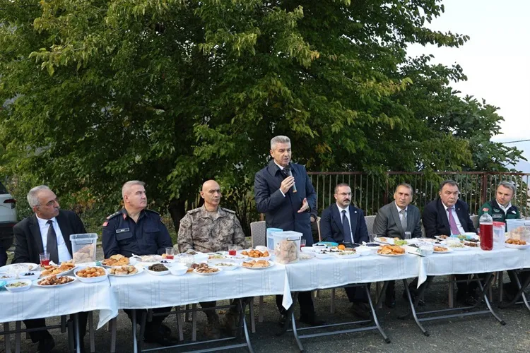 Artvin Valisi Ergün, Yusufeli Yağcılar Köyü’nde zeytin hasadına katıldı
