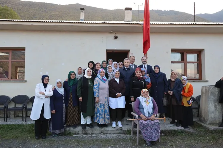 Artvin Valisi Ergün, Yusufeli Yağcılar Köyü’nde zeytin hasadına katıldı
