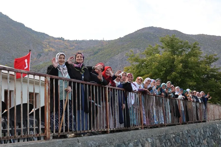 Artvin Valisi Ergün, Yusufeli Yağcılar Köyü’nde zeytin hasadına katıldı