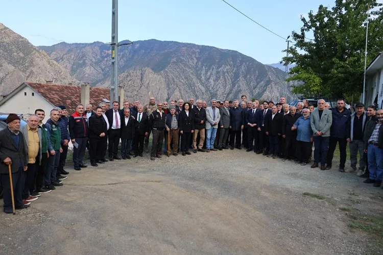 Artvin Valisi Ergün, Yusufeli Yağcılar Köyü’nde zeytin hasadına katıldı