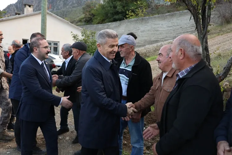 Artvin Valisi Ergün, Yusufeli Yağcılar Köyü’nde zeytin hasadına katıldı
