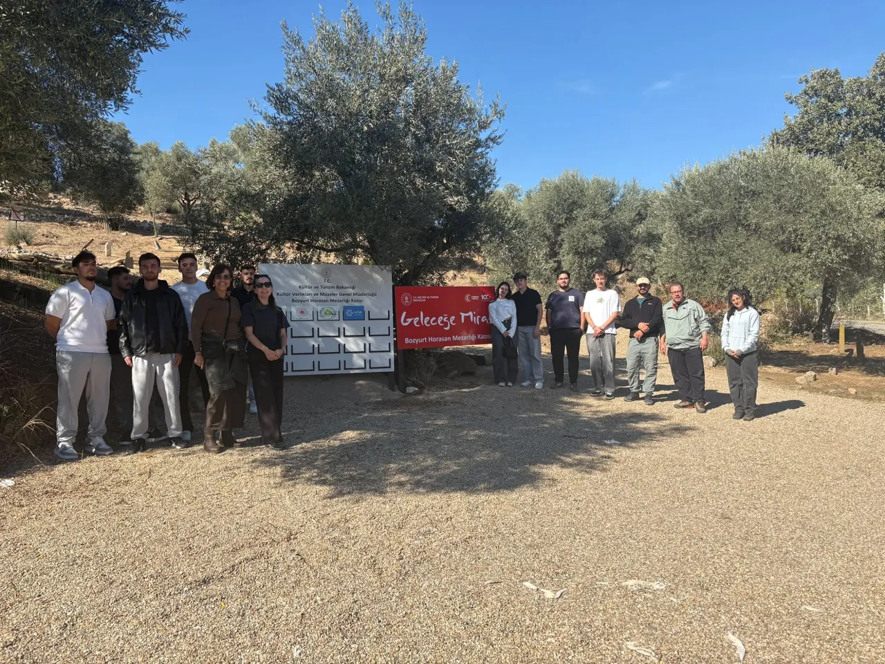 Mimari restorasyon öğrencileri Bozyurt Horasan Mezarlığı arkeolojik kazı alanını ziyaret etti