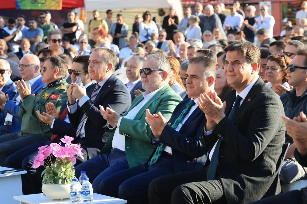 26. Uluslararası Ölüdeniz Hava Oyunları Festivali, Fethiye’nin dünyaca ünlü Belcekız sahilinde düzenlenen açılış programıyla başladı
