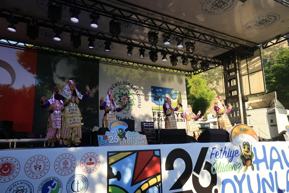 26. Uluslararası Ölüdeniz Hava Oyunları Festivali, Fethiye’nin dünyaca ünlü Belcekız sahilinde düzenlenen açılış programıyla başladı