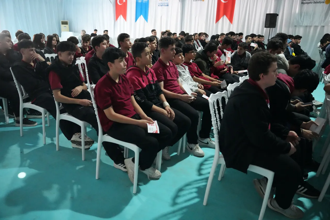 Usta Gazeteci Hakan Çelik, Kitap Fuarı’nda gençlere seslendi