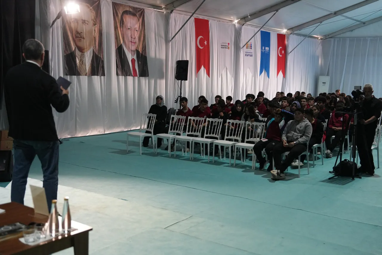 Usta Gazeteci Hakan Çelik, Kitap Fuarı’nda gençlere seslendi