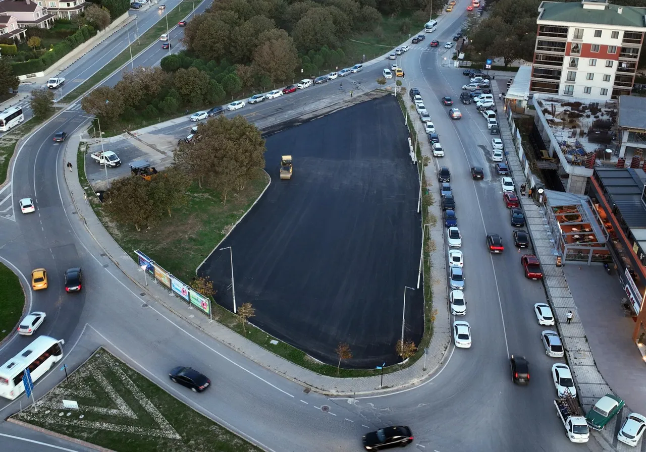 Kartaltepe önündeki otoparkta sıcak asfalt çalışmaları tamamlandı
