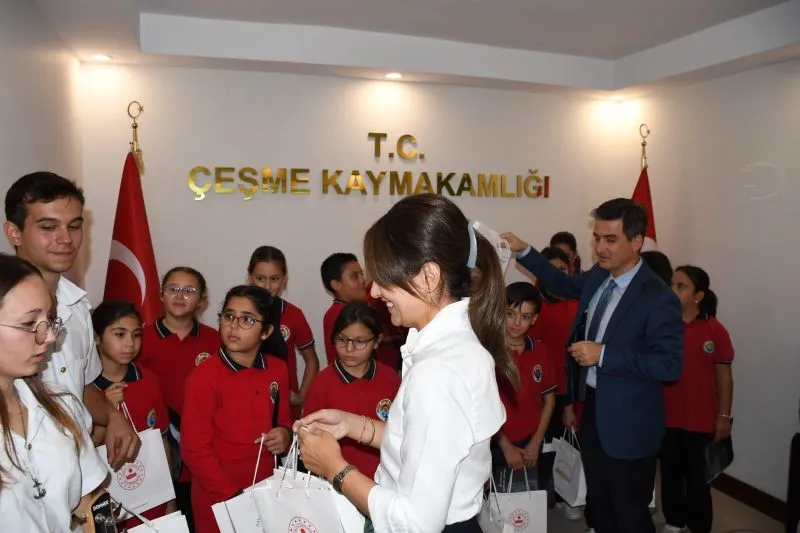 Çeşme Kaymakamlığı koridorlarında müzik