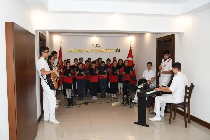 Çeşme Kaymakamlığı koridorlarında müzik