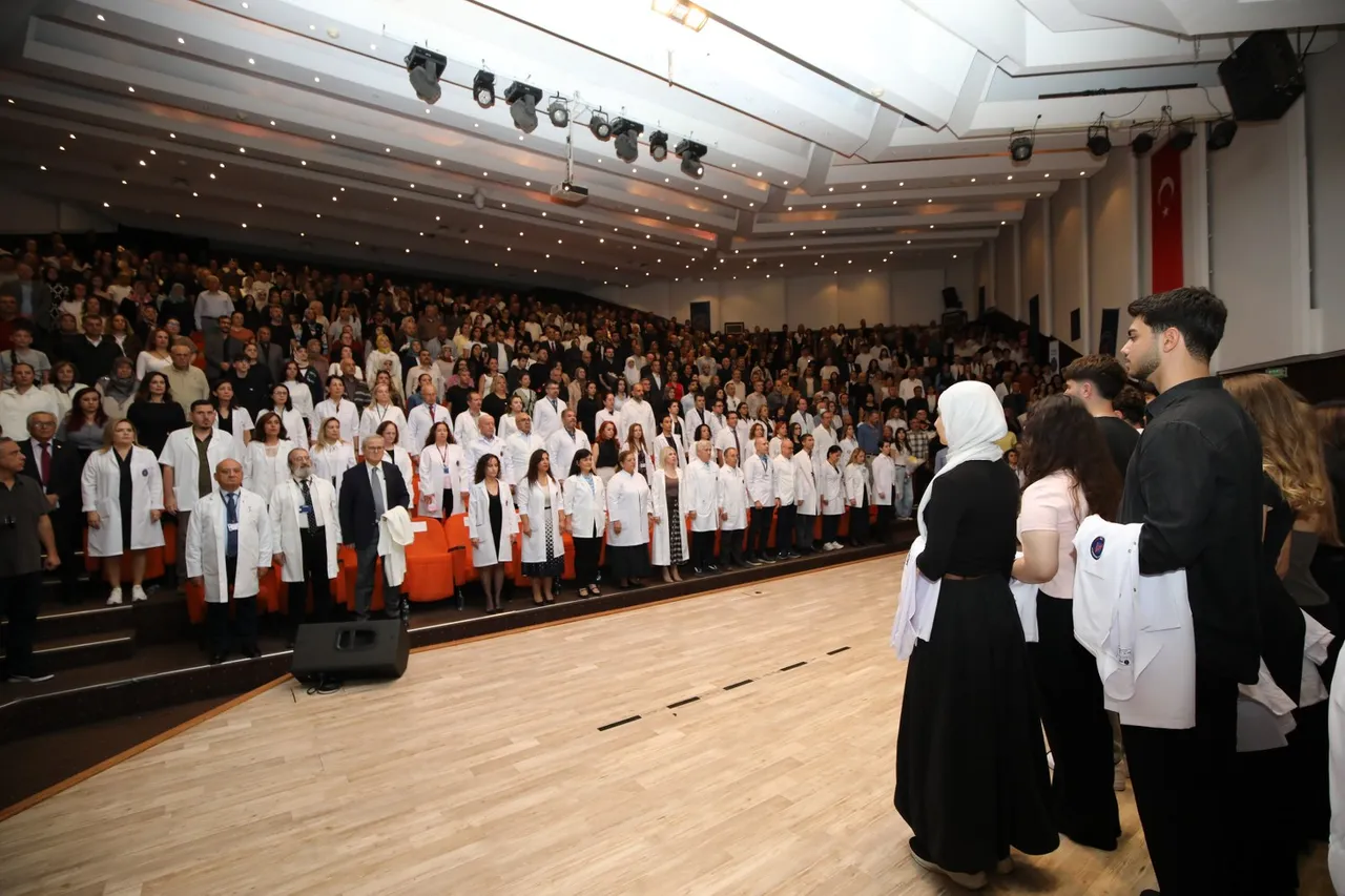 330 Hekim adayı beyaz önlüklerini törenle giydi