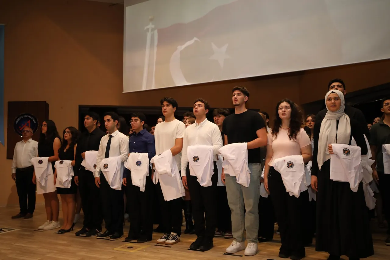 330 Hekim adayı beyaz önlüklerini törenle giydi