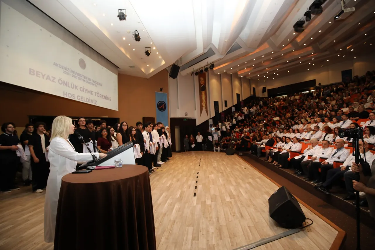 330 Hekim adayı beyaz önlüklerini törenle giydi