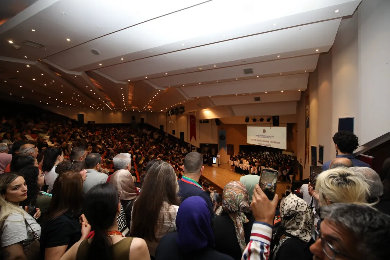 330 Hekim adayı beyaz önlüklerini törenle giydi