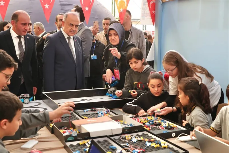 Vali Erol, Kabataş ilçesinde Düzenlenen Bilim Şenliğine katıldı