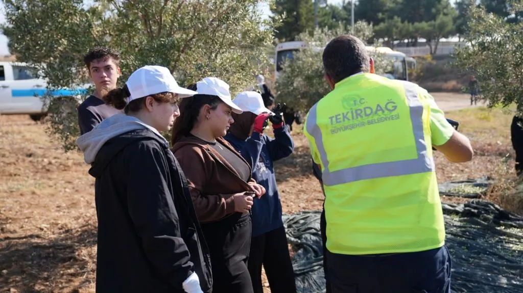 Büyükşehir'le gençler üretiyor, tarımın geleceği güçleniyor