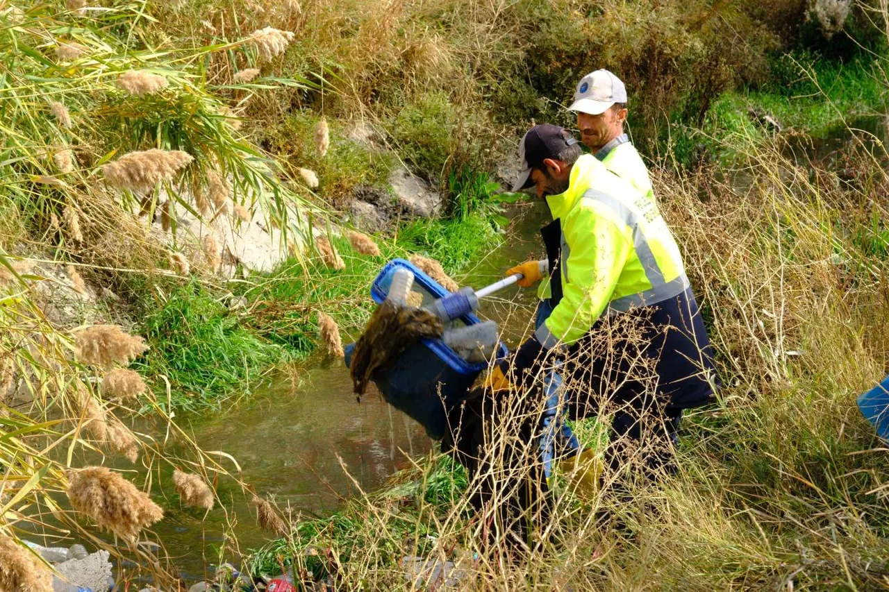 İpekyolu Belediyesi DSİ sorumluluğundaki kanaldan tonlarca çöp çıkardı