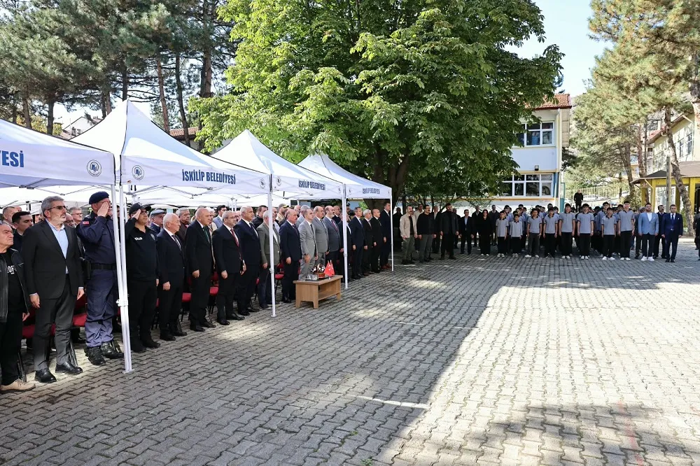 İskilip Kaymakamı Polat, İskilip Mesleki ve Teknik Anadolu Lisesine kazandırılan 2 adet CNC makinesinin açılış programına katıldı