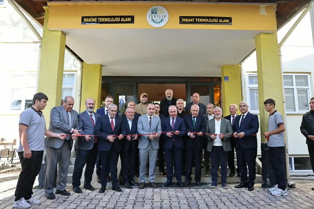 İskilip Kaymakamı Polat, İskilip Mesleki ve Teknik Anadolu Lisesine kazandırılan 2 adet CNC makinesinin açılış programına katıldı