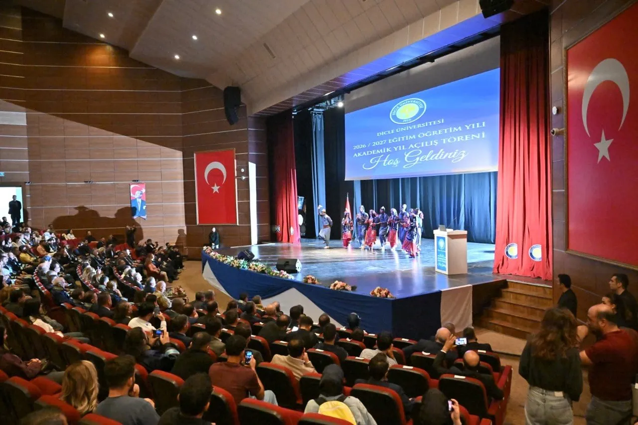 Vali Zorluoğlu, Dicle Üniversitesinin akademik yıl açılış törenine katıldı