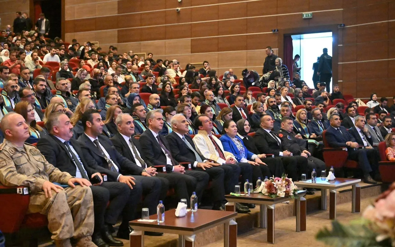 Vali Zorluoğlu, Dicle Üniversitesinin akademik yıl açılış törenine katıldı