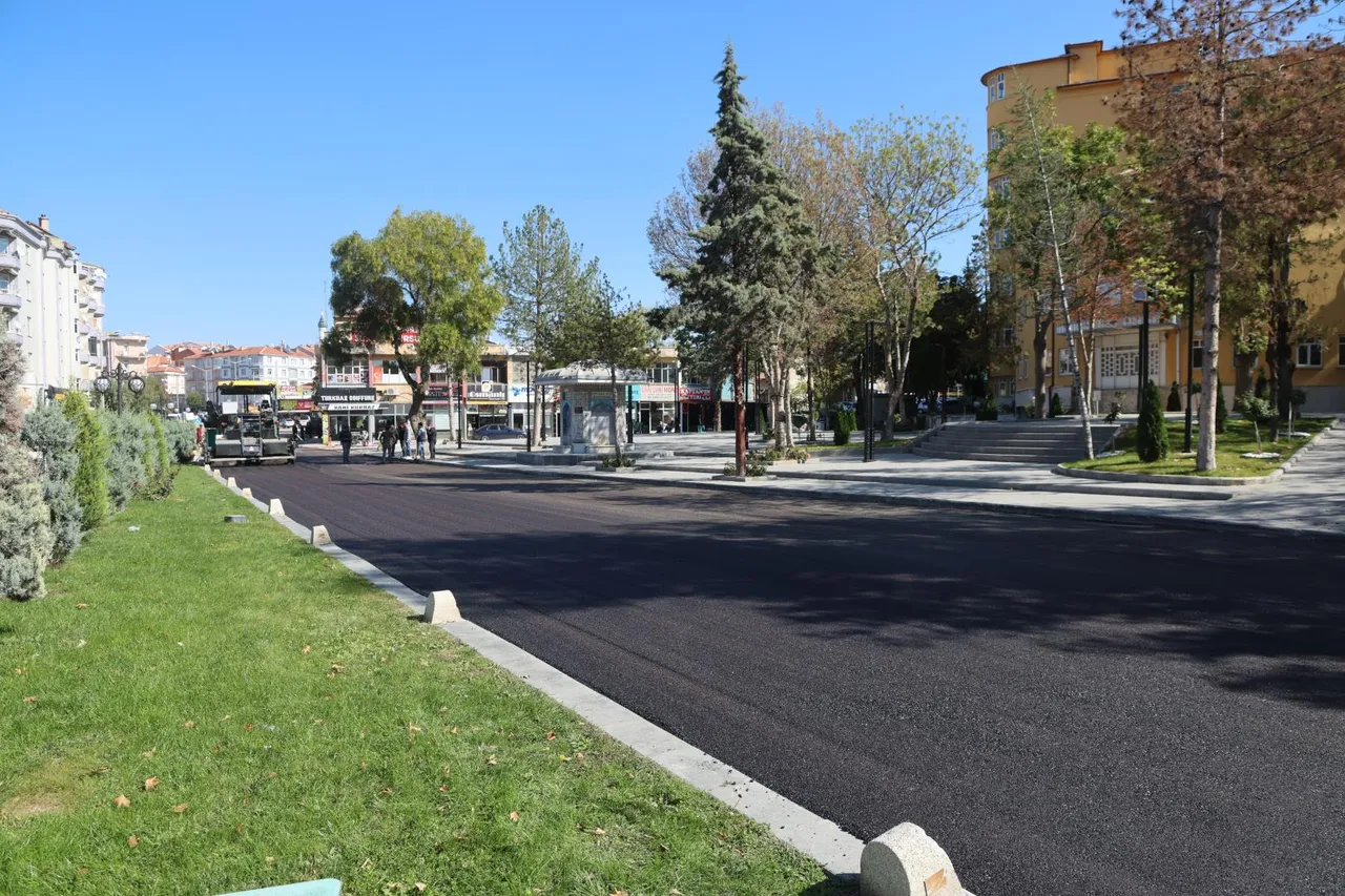 Sıcak asfalt çalışmaları belediye çevresinde devam ediyor