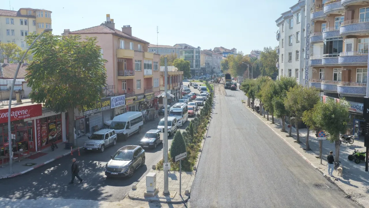 Sıcak asfalt çalışmaları belediye çevresinde devam ediyor