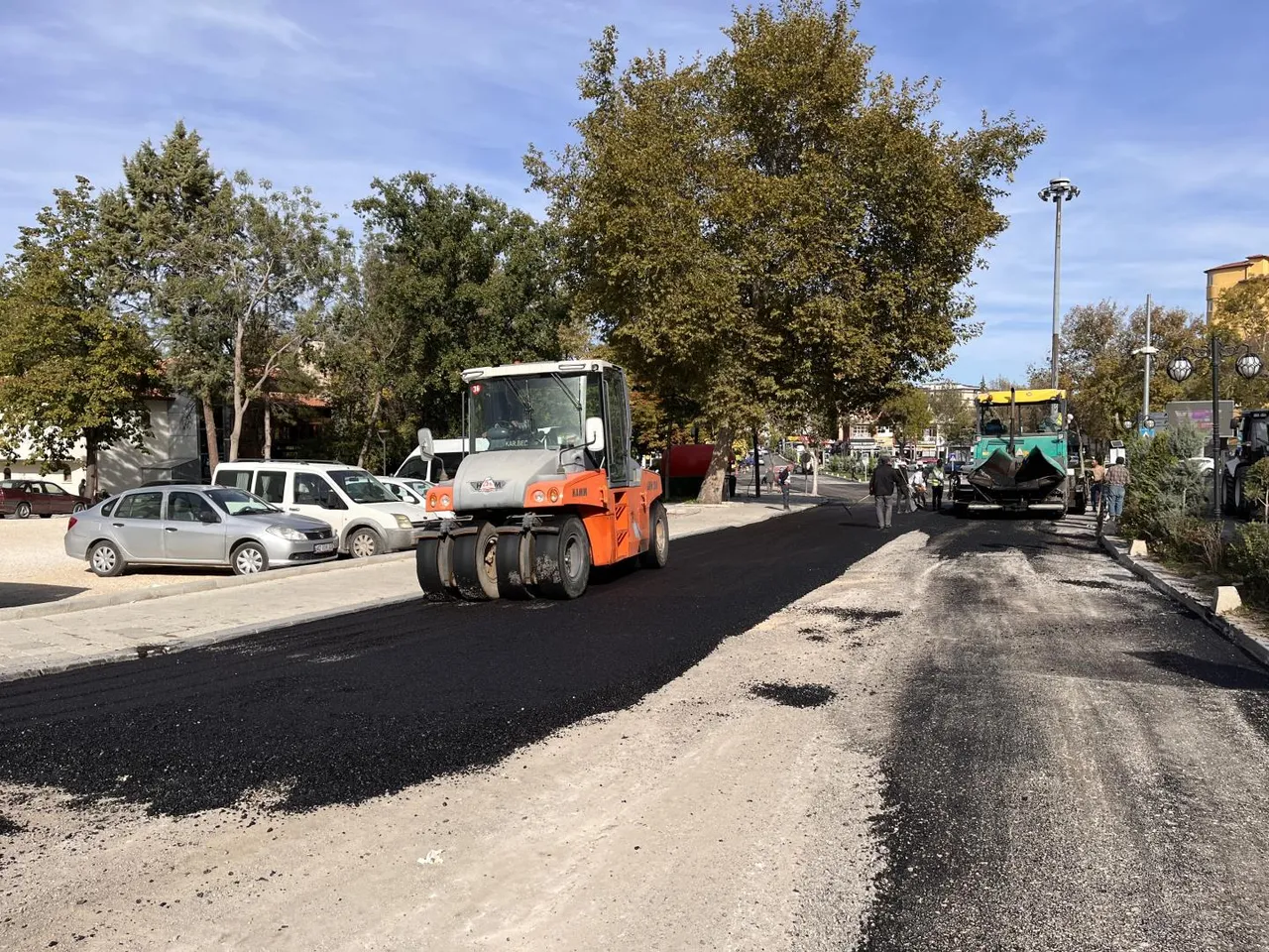 Sıcak asfalt çalışmaları belediye çevresinde devam ediyor