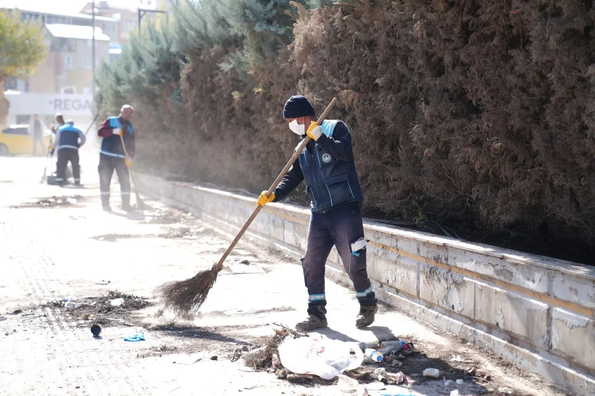 Battalgazi Belediyesi konteynerlerin kaldırıldığı alanlarda temizliği sürdürüyor